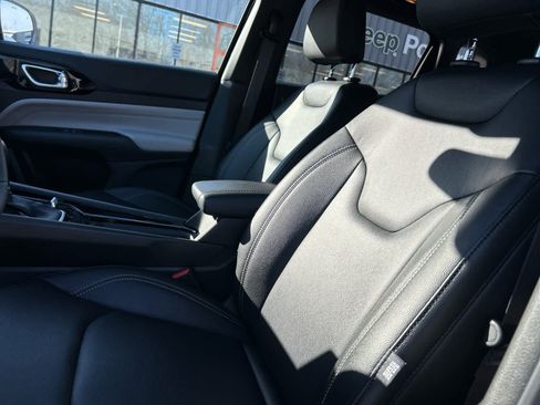 Used 2025 Jeep Compass Limited w/ Sun & Sound Group image 30