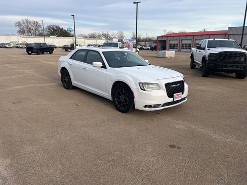 Used 2019 Chrysler 300 S image 5
