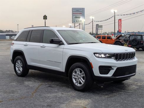 New 2025 Jeep Grand Cherokee Laredo image 2