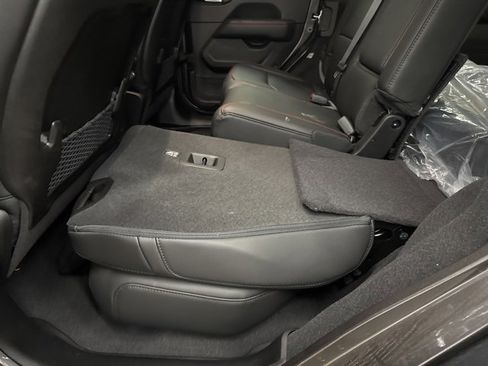 Used 2025 Jeep Wrangler Unlimited Rubicon image 12