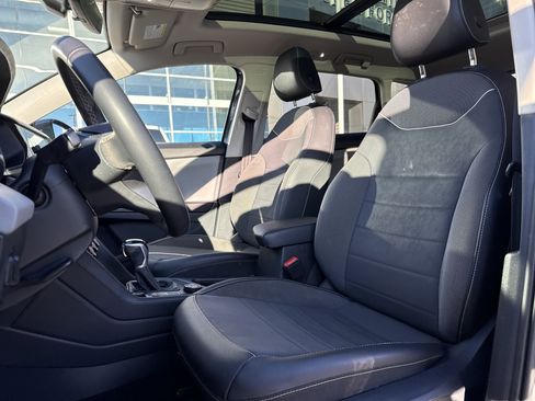 Used 2023 Volkswagen Taos SE w/ Panoramic Sunroof Package image 12