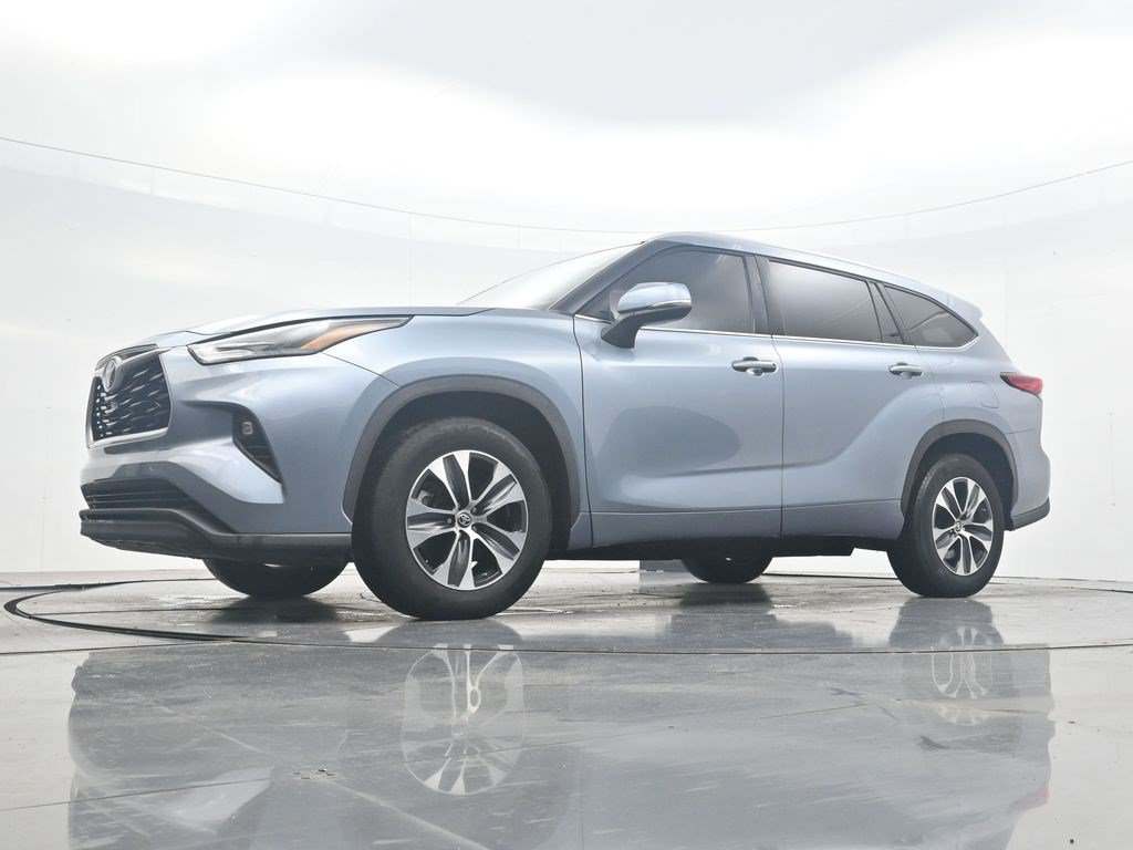 Used 2022 Toyota Highlander XLE FWD image 25