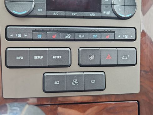 Used 2012 Lincoln Navigator 4WD image 19