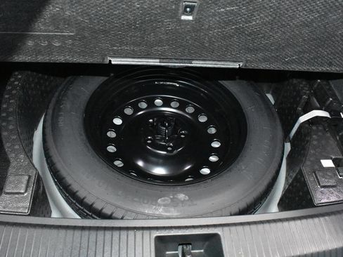 Used 2025 Volkswagen Tiguan SE AWD/4WD image 30