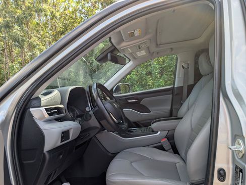 Used 2022 Toyota Highlander XLE AWD/4WD image 13