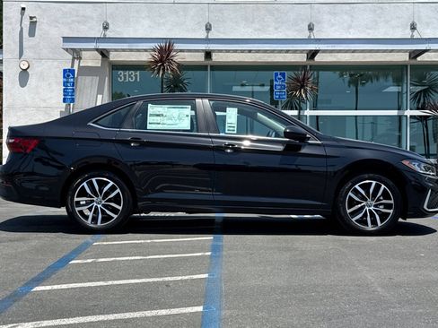 New 2026 Volkswagen Jetta SE FWD image 4