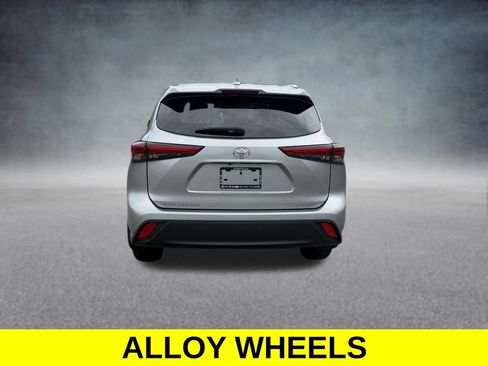 Used 2023 Toyota Highlander XLE AWD/4WD image 4