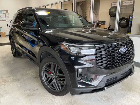 Used 2025 Ford Explorer ST-Line w/ Premium Package AWD/4WD image 2