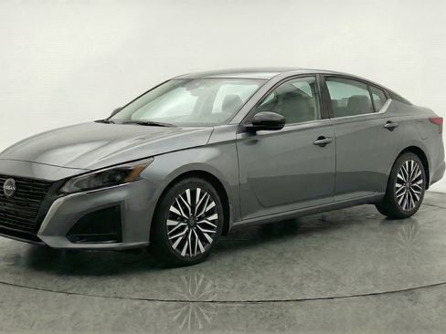 Used 2025 Nissan Altima 2.5 SV image 3