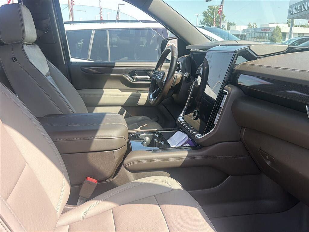 Used 2025 GMC Yukon Elevation w/ Elevation Premium Package AWD/4WD image 5
