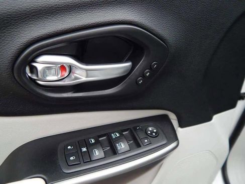 Used 2020 Jeep Cherokee Limited w/ Technology Group image 12