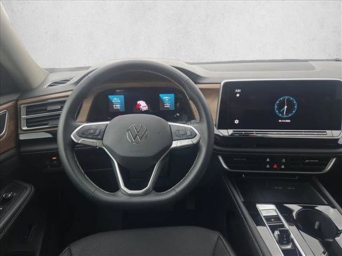 Used 2025 Volkswagen Atlas SE image 16