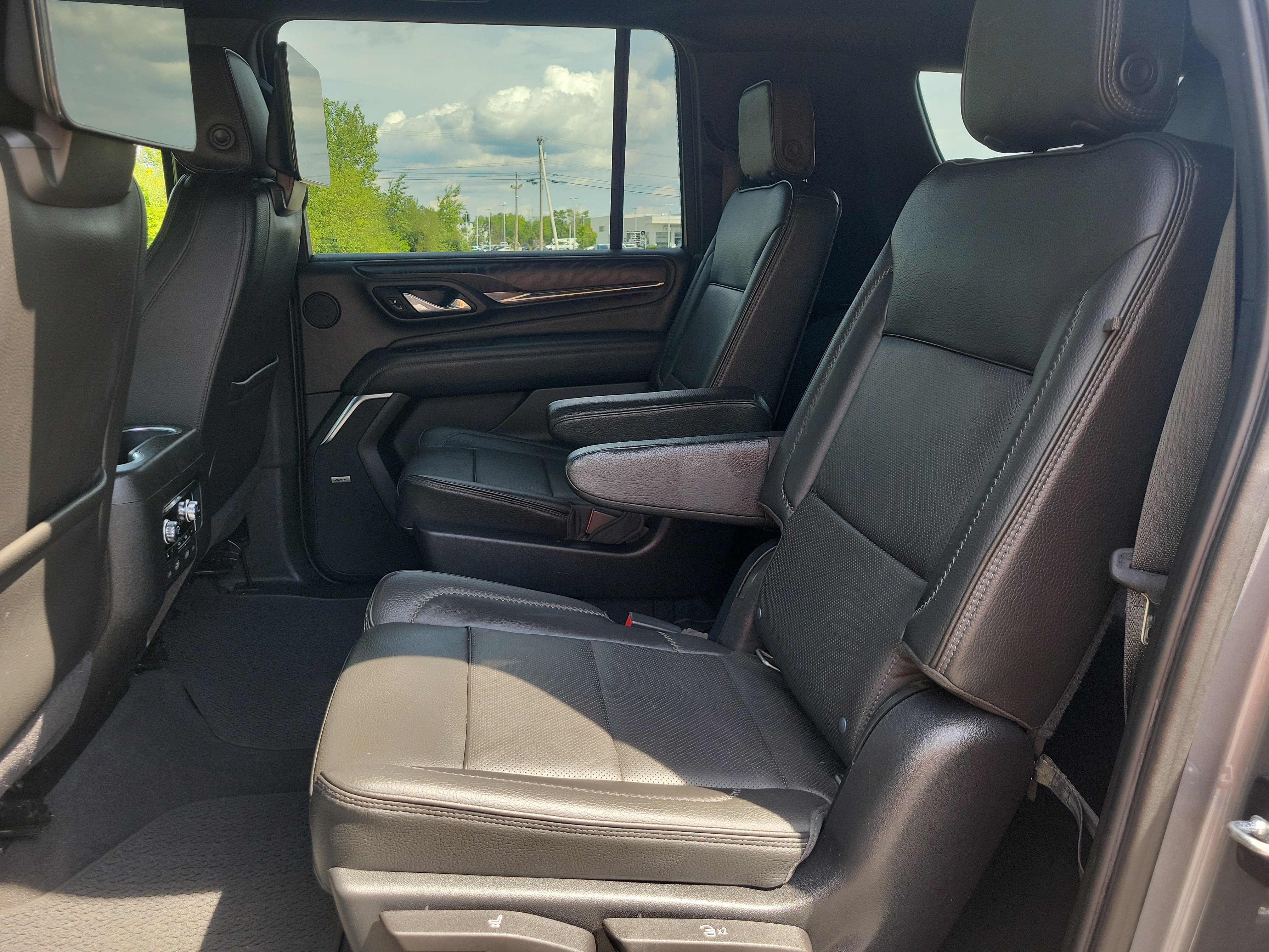Used 2021 GMC Yukon XL Denali w/ Denali Premium Package AWD/4WD image 16