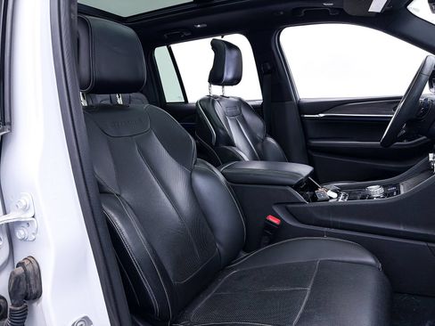 Used 2022 Jeep Grand Cherokee Overland w/ Luxury Tech Group IV AWD/4WD image 40