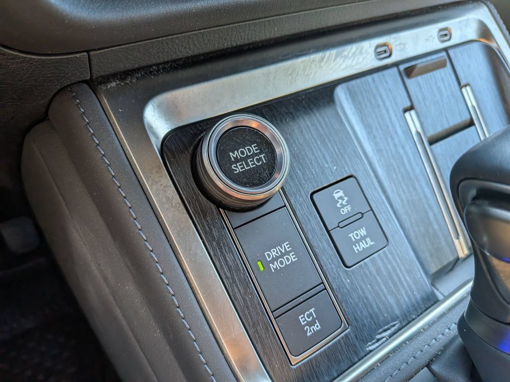 Used 2024 Lexus GX 550 w/ Accessory Package (31) AWD/4WD image 19