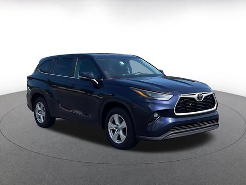 Used 2025 Toyota Highlander LE FWD image 2