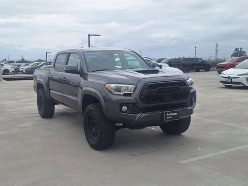 Used 2019 Toyota Tacoma TRD Sport w/ Technology Package AWD/4WD image 3