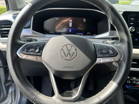 Used 2025 Volkswagen Taos SE FWD image 6