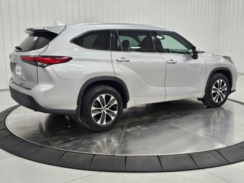Used 2020 Toyota Highlander XLE AWD/4WD image 5