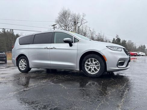 Used 2023 Chrysler Pacifica Touring-L image 1