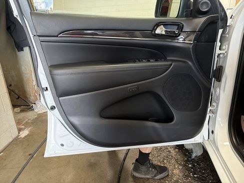 Used 2019 Jeep Grand Cherokee Overland AWD/4WD image 13
