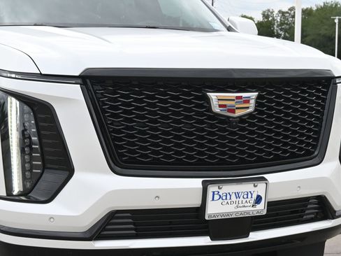 Certified 2025 Cadillac Escalade Sport Platinum w/ LPO, Floor Liner Package AWD/4WD image 28