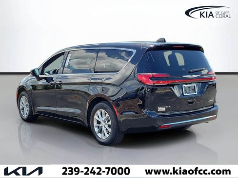 Used 2026 Chrysler Pacifica Limited FWD image 4