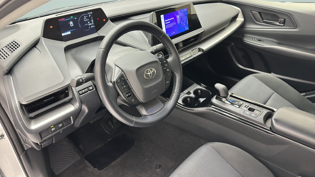 Used 2025 Toyota Prius LE FWD image 11