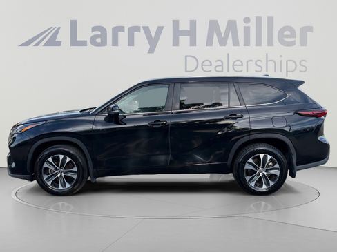 Used 2025 Toyota Highlander XLE AWD/4WD image 2