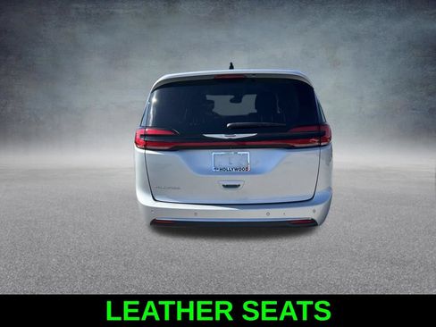 Used 2024 Chrysler Pacifica Touring-L FWD image 6