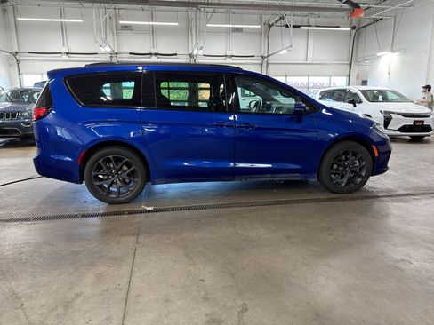 Used 2021 Chrysler Pacifica Touring-L w/ Uconnect Theater Family Group AWD/4WD image 4