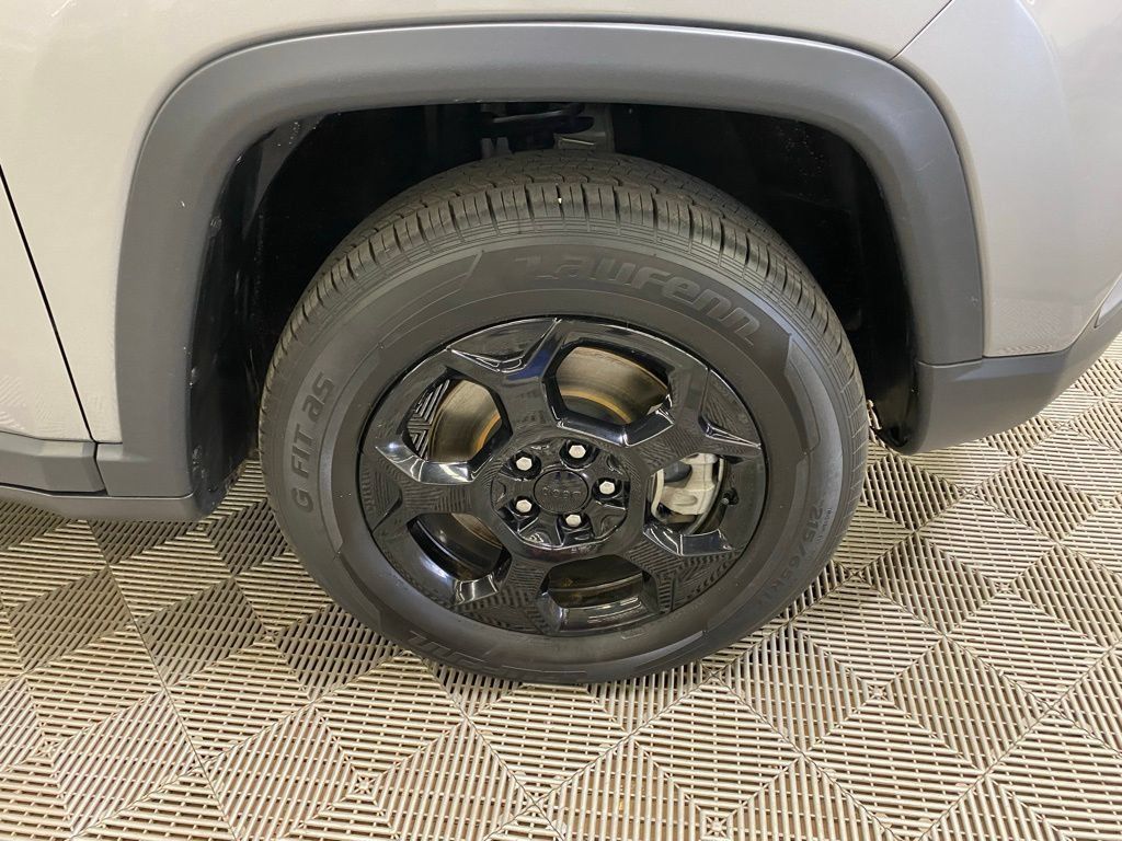 Used 2023 Jeep Compass Trailhawk AWD/4WD image 2