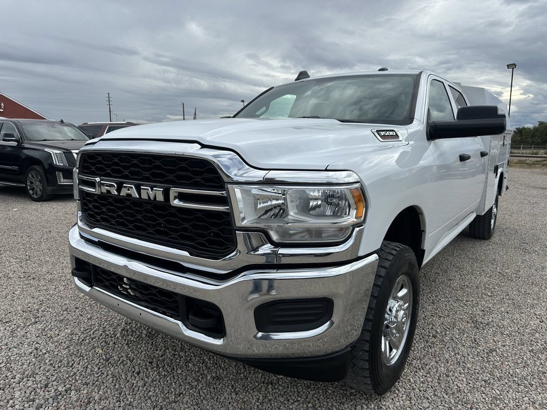 Used 2022 RAM 3500 Tradesman w/ Chrome Appearance Group AWD/4WD image 4