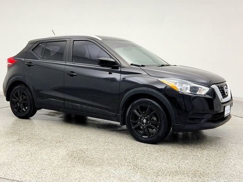 Used 2019 Nissan Kicks SV FWD image 3