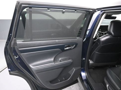 Used 2023 Toyota Highlander XLE image 29