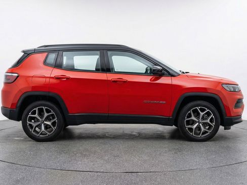 Used 2025 Jeep Compass Limited image 11