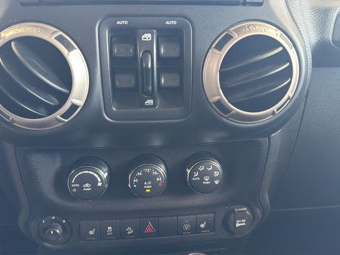 Used 2016 Jeep Wrangler Unlimited Sahara AWD/4WD image 19