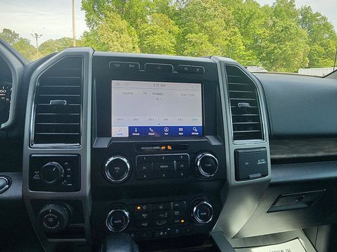 Used 2020 Ford F150 Lariat w/ Trailer Tow Package image 17