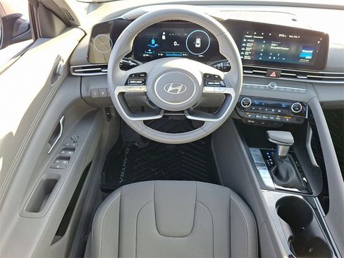 Used 2025 Hyundai Elantra SEL image 12