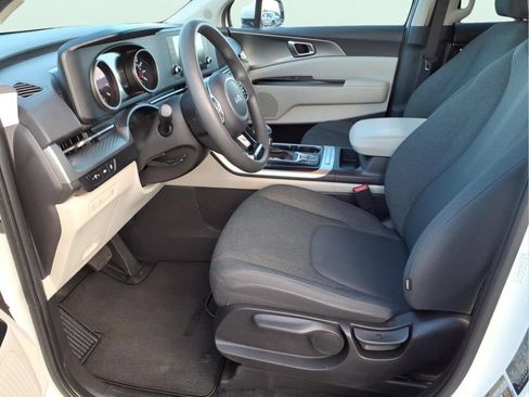 Used 2024 Kia Carnival LX FWD image 21