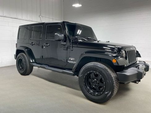 Used 2017 Jeep Wrangler Unlimited Sahara w/ Dual Top Group AWD/4WD image 3