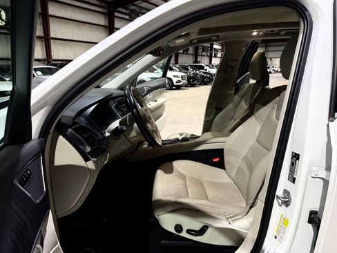 Used 2020 Volvo XC90 T5 Momentum w/ Protection Package Premier FWD image 13
