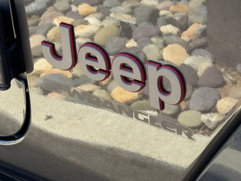 Used 2025 Jeep Wrangler Unlimited Rubicon AWD/4WD image 3