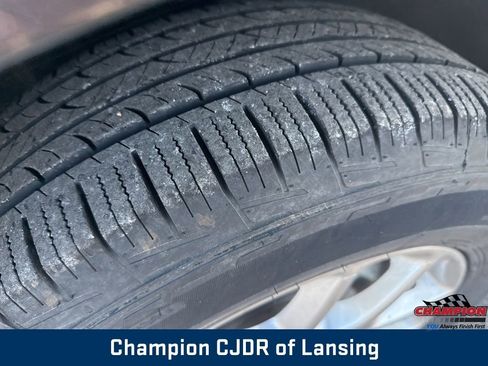 Used 2023 Chrysler Pacifica Touring-L image 10