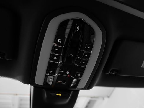 Certified 2025 Porsche Macan image 35