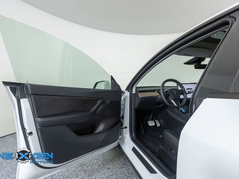 Used 2022 Tesla Model Y Performance AWD/4WD image 9