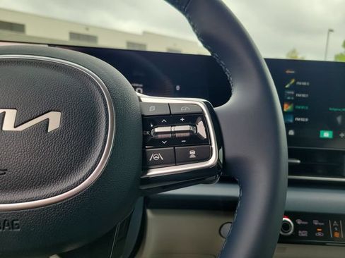 New 2026 Kia Carnival EX FWD image 18