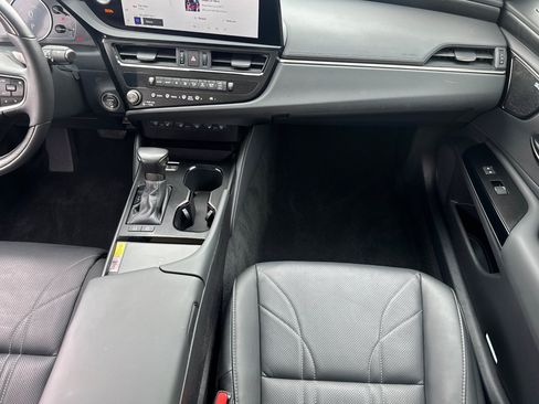 Used 2025 Lexus ES 300h w/ Accessory Package (Z2) FWD image 31