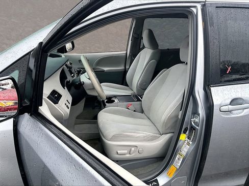 Used 2012 Toyota Sienna LE w/ Towing Pkg image 23