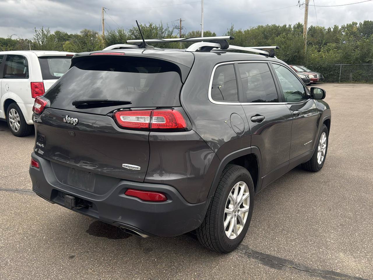 Used 2015 Jeep Cherokee Latitude w/ Cold Weather Group AWD/4WD image 5